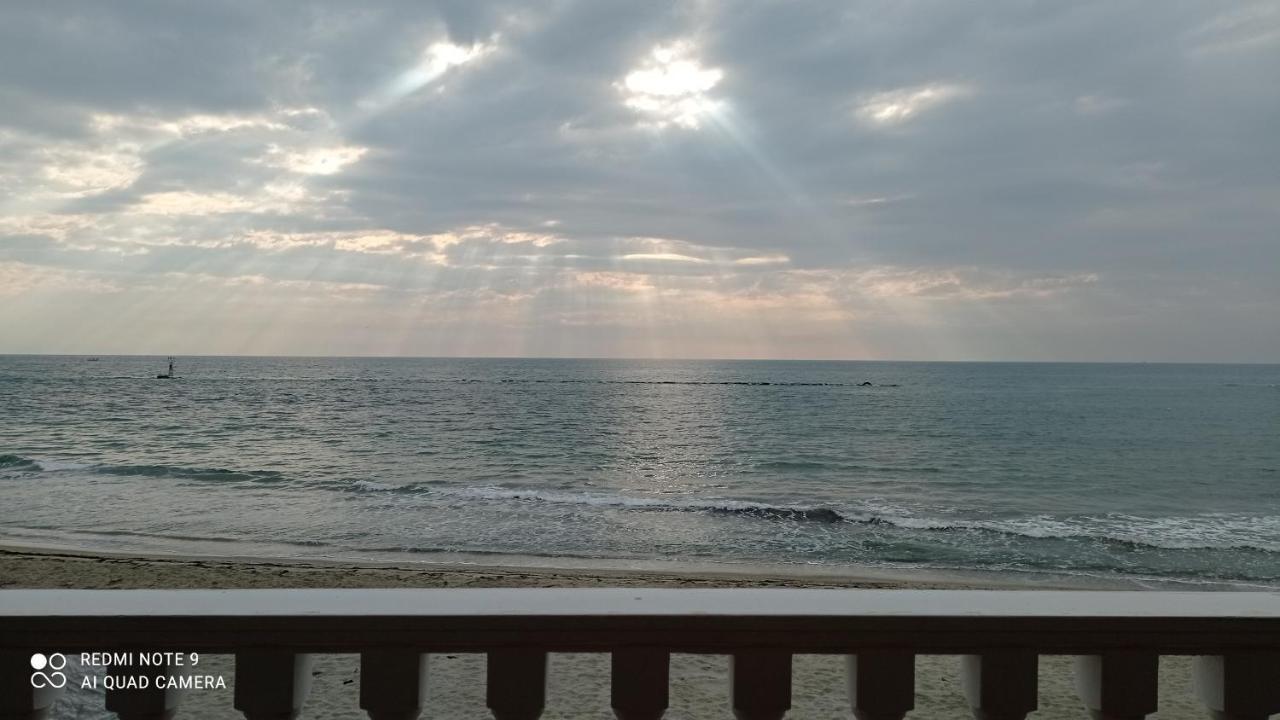 Themis Beach Paralía Екстериор снимка