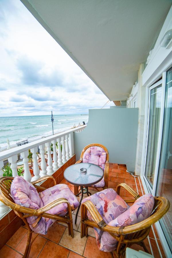 Themis Beach Paralía Екстериор снимка